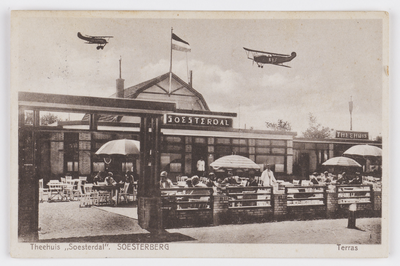 18192 Gezicht op het terras van het Theehuis Soesterdal (Postweg) te Soestbergen (gemeente Soest).